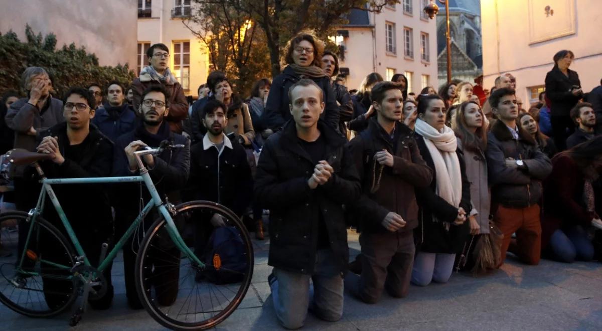 W Paryżu wierni modlą się przed płonącą katedrą Notre-Dame