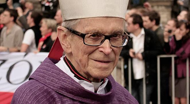 Kardynał Franciszek Macharski po operacji. Stan ciężki, ale stabilny
