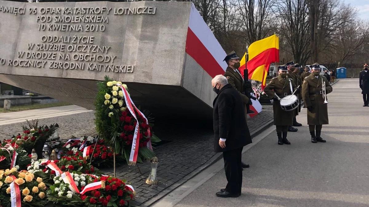 Rocznica katastrofy smoleńskiej. Kwiaty od przedstawicieli rządu na Powązkach Wojskowych