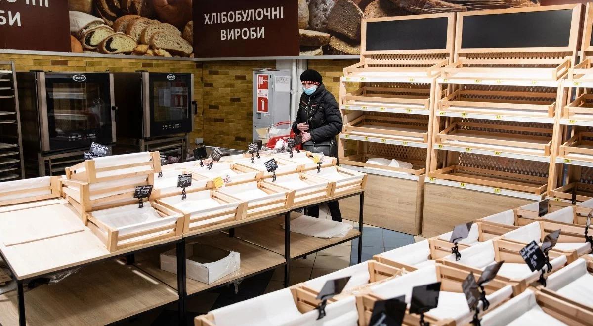 Szósty dzień inwazji na Ukrainę. Rosyjscy żołnierze okradają sklepy spożywcze 