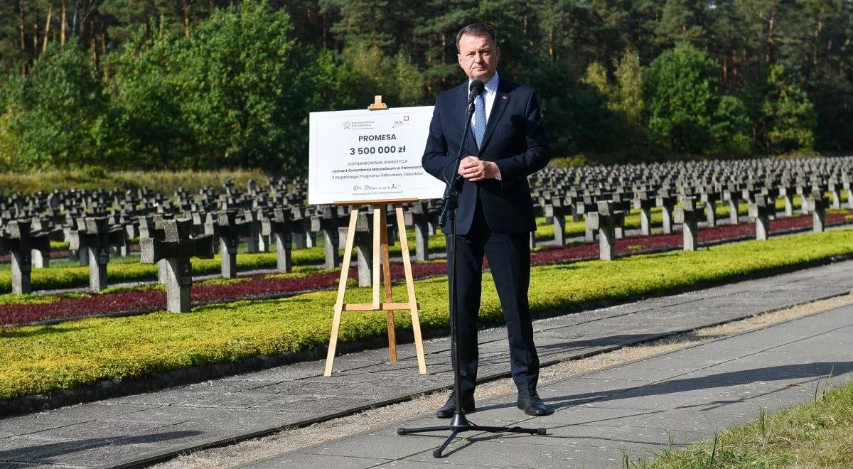 "Tu spoczywają ofiary niemieckiego bestialstwa". Szef MON o wsparciu dla cmentarza w Palmirach