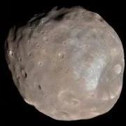 Skąd wziął się satelita Marsa w kształcie bulwy