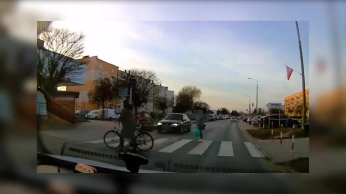 Rozpędzone auto wjeżdża na pasy. Policja mówi o cudzie [WIDEO]