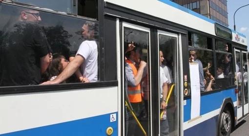 233 osoby w autobusie. Krakowscy studenci pobili rekord (zdjęcia)