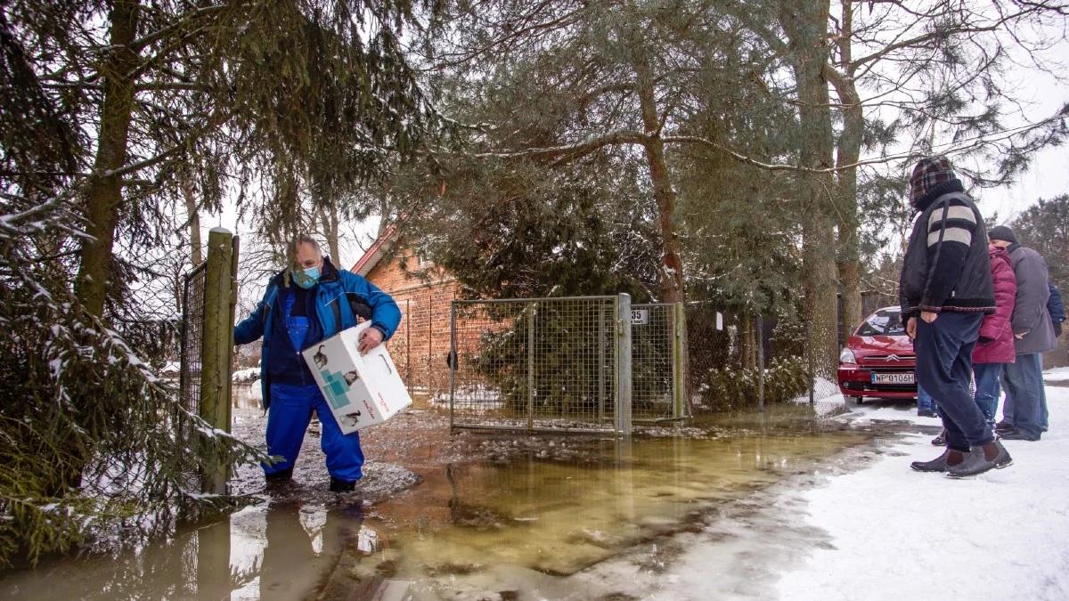 "Ostatni raz taka powódź była u nas w 2010 roku". Zablokowana lodem Wisła zalewa Płock