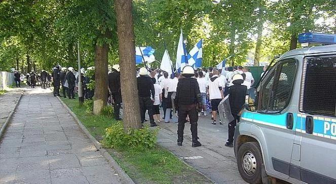 Starcia kiboli z policją. Miotacze gazu w akcji