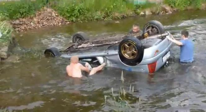 Kibice uratowali rajdowców z tonącego auta