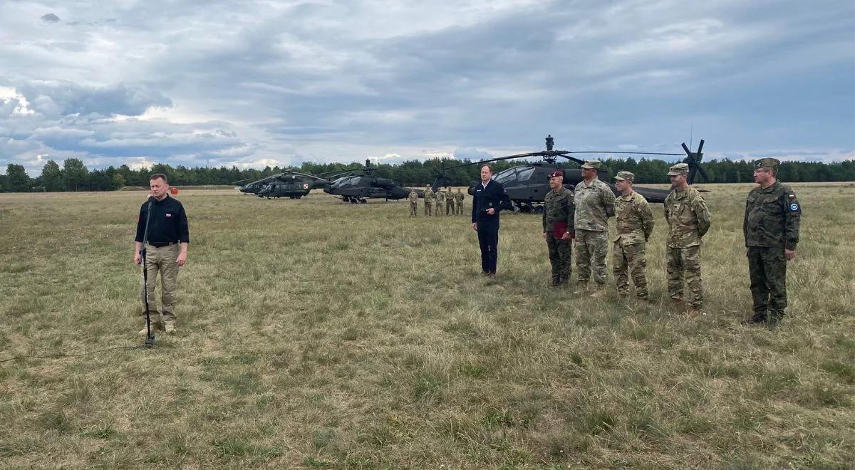 Polsko-amerykańskie szkolenie lotnicze. Szef MON: jestem pod wrażeniem możliwości śmigłowców Apache