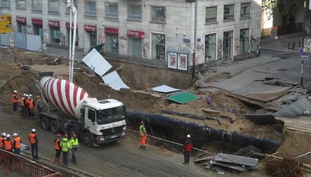 Pęknięcie wodociągu przyczyną awarii w centrum Warszawy 