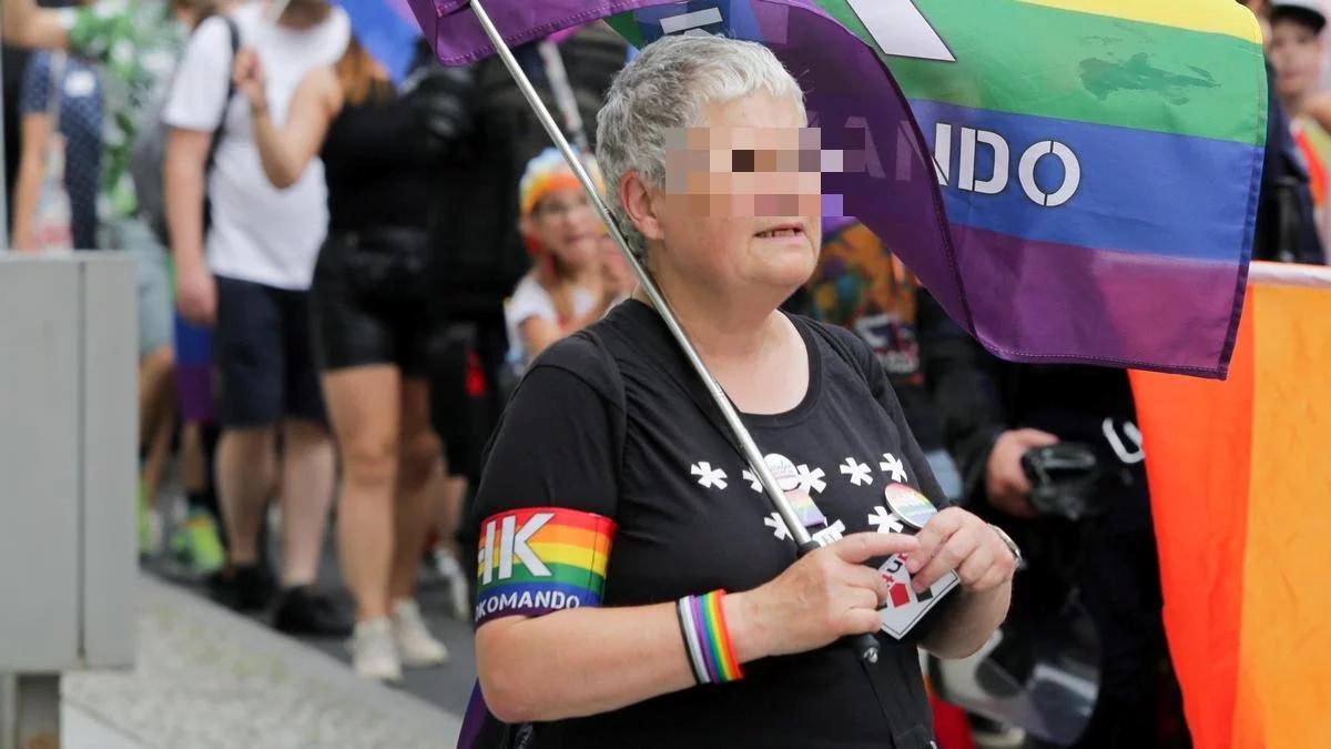 Naruszenie nietykalności i znieważenie policjantki. "Babcia Kasia" odpowie za agresję podczas Marszu Niepodległości
