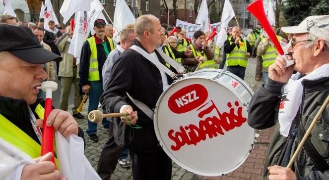Emeryci górniczy w czasie protestu przed KW: ręce precz od naszych emerytur i węgla