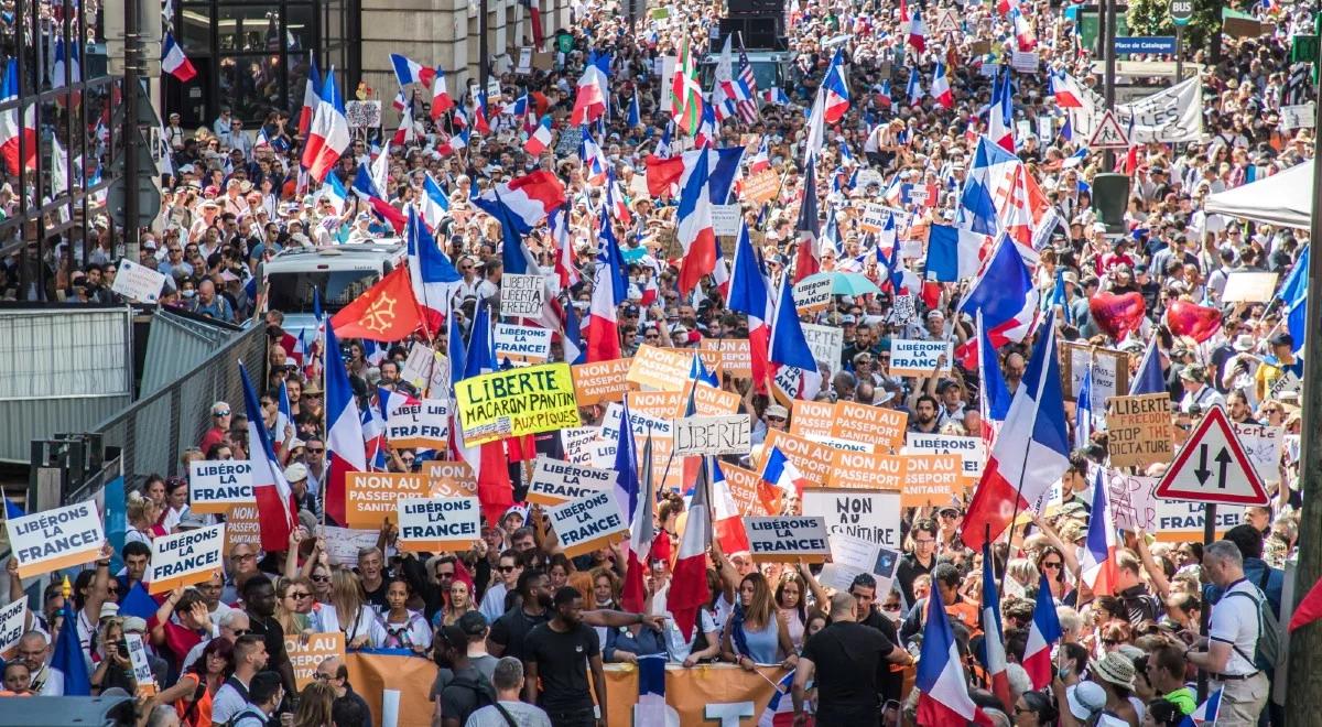 "Uwolnijmy Francję". Kilkaset tysięcy osób protestuje przeciwko przepustkom sanitarnym