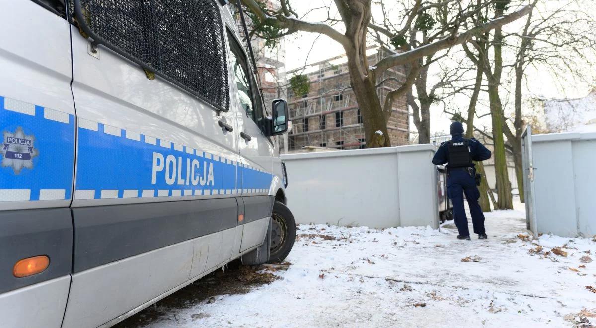 Wciąż trwa obława za sprawcami napadu w centrum Poznania. Policja przesłuchuje świadków