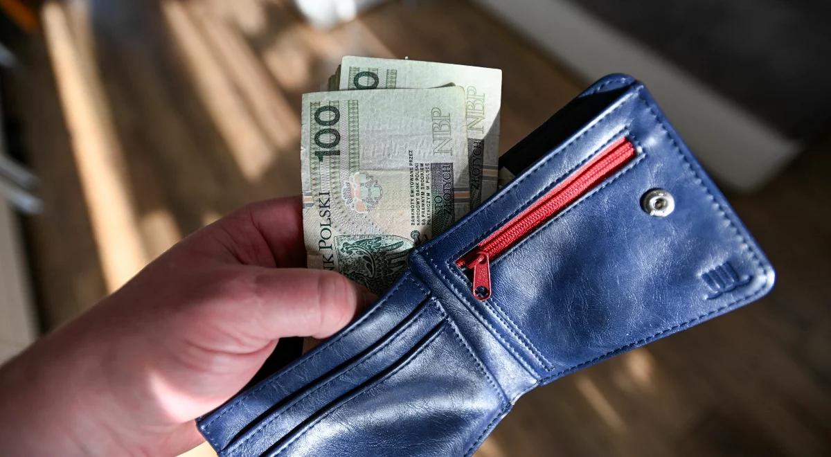 Prawdziwe zarobki Polaków. Państwo płaci lepiej niż "prywaciarze"