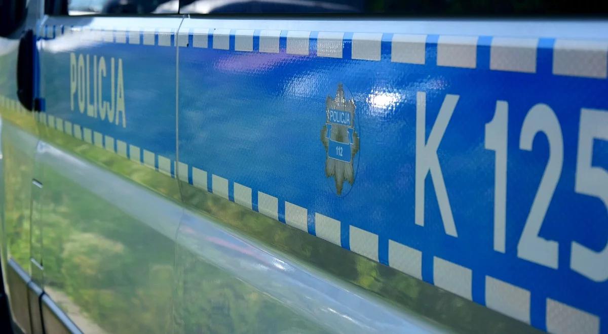 Podkarpackie: policjanci poszukują kierowcy, który chciał rozjechać pieszych na parkingu