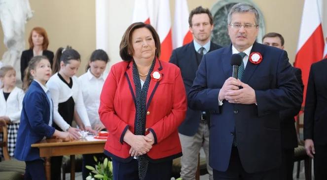 Majówka u prezydenta z kotylionem na piersi