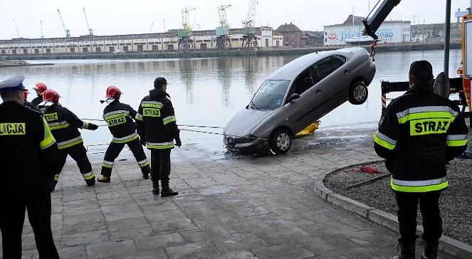 Szczecin: strażacy wyciągnęli samochód z Odry