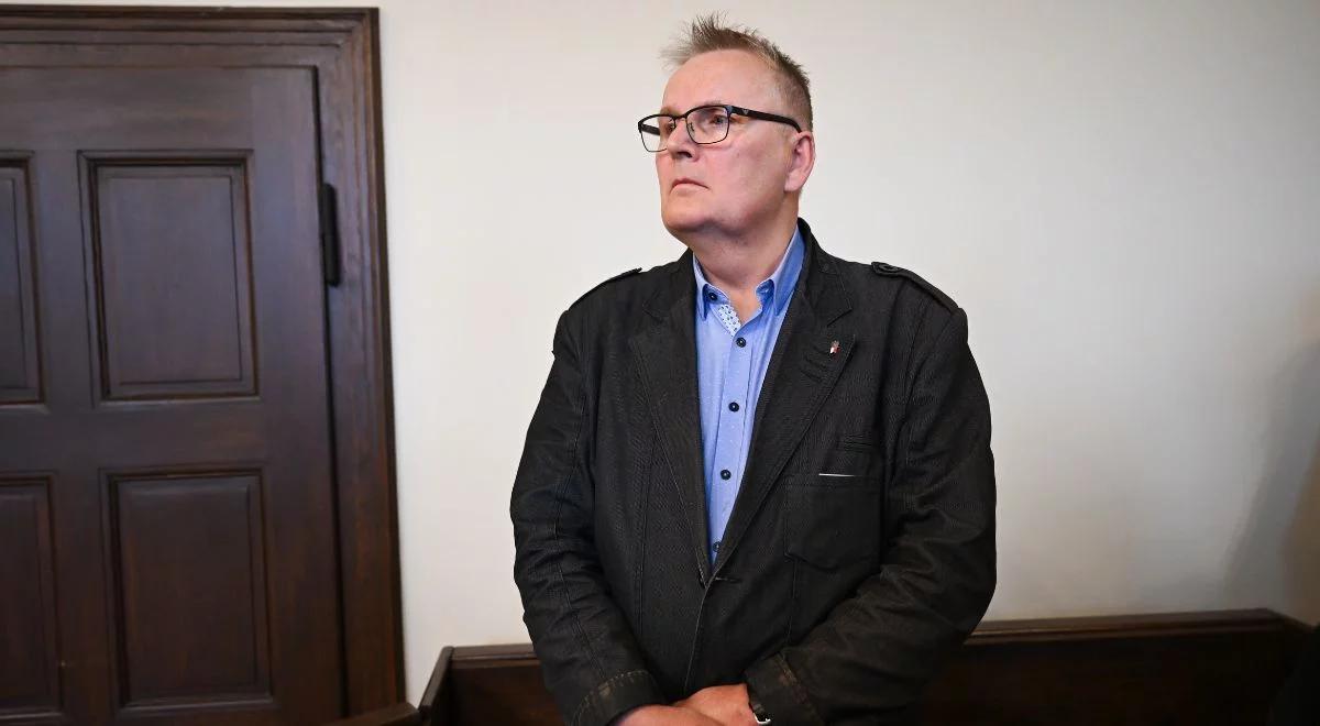 Były senator PiS przywiązał psa do samochodu. Jest decyzja sądu