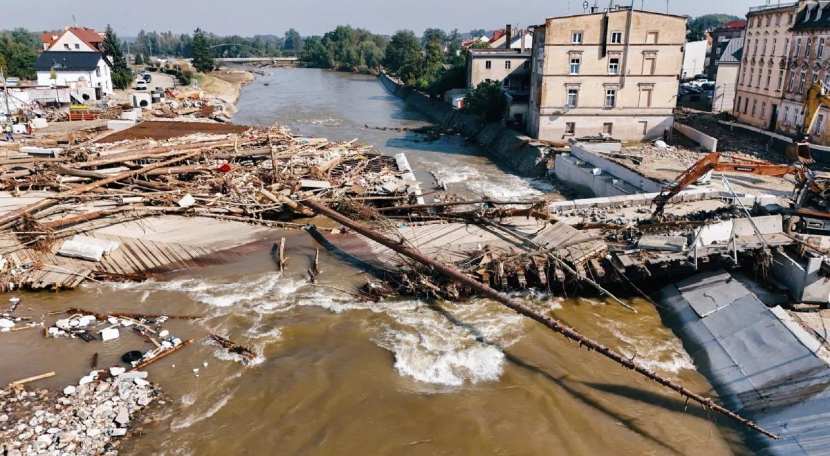 Brzeg Dolny broni się przed wodą, wielkie sprzątanie w Głuchołazach. Raport powodziowy