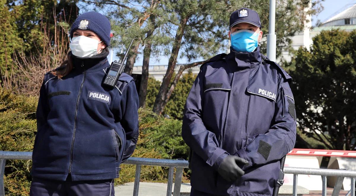 Policyjne kontrole w Warszawie. Pierwsze mandaty za łamanie przepisów dot. epidemii 