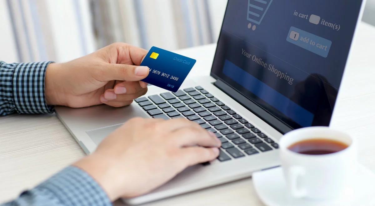 Wzrost popularności kredytów zaciąganych przez internet. Ekspert: to dodatkowa pokusa