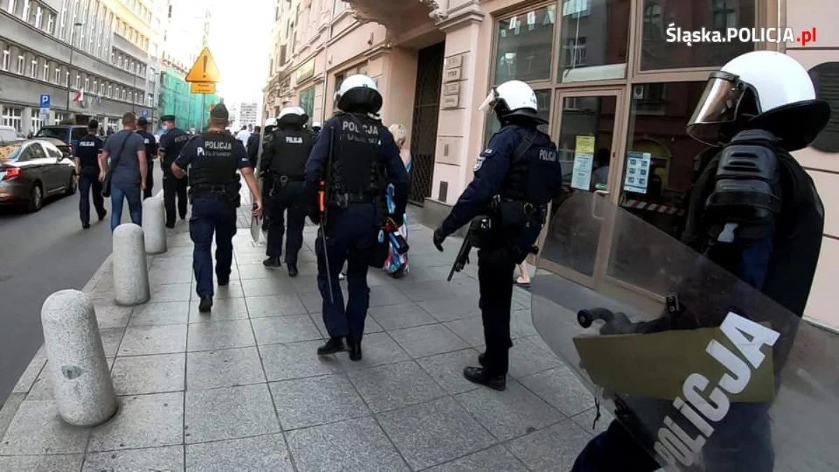 Zatrzymano mężczyznę, który hajlował na demonstracji w Katowicach. "Odpowie za propagowanie faszyzmu"