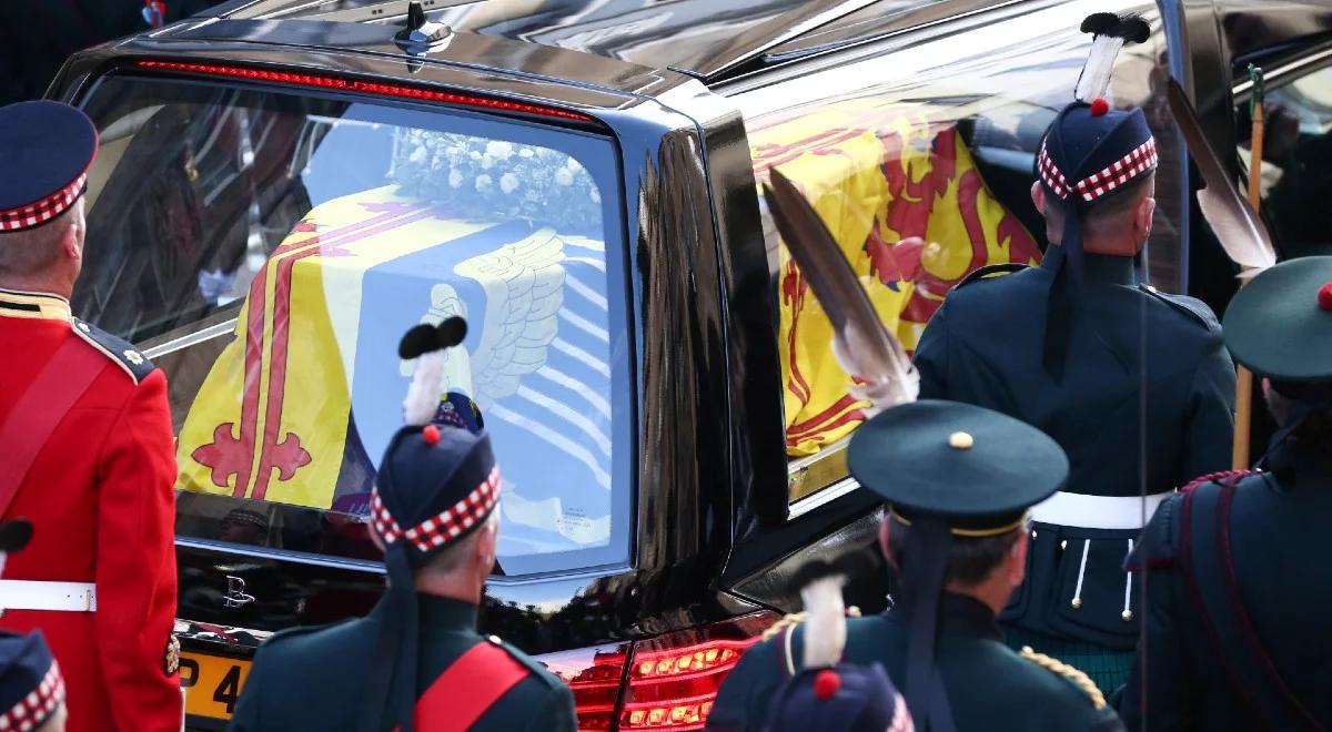 Szkocja pożegnała Elżbietę II. Trumna z ciałem królowej w drodze do Londynu