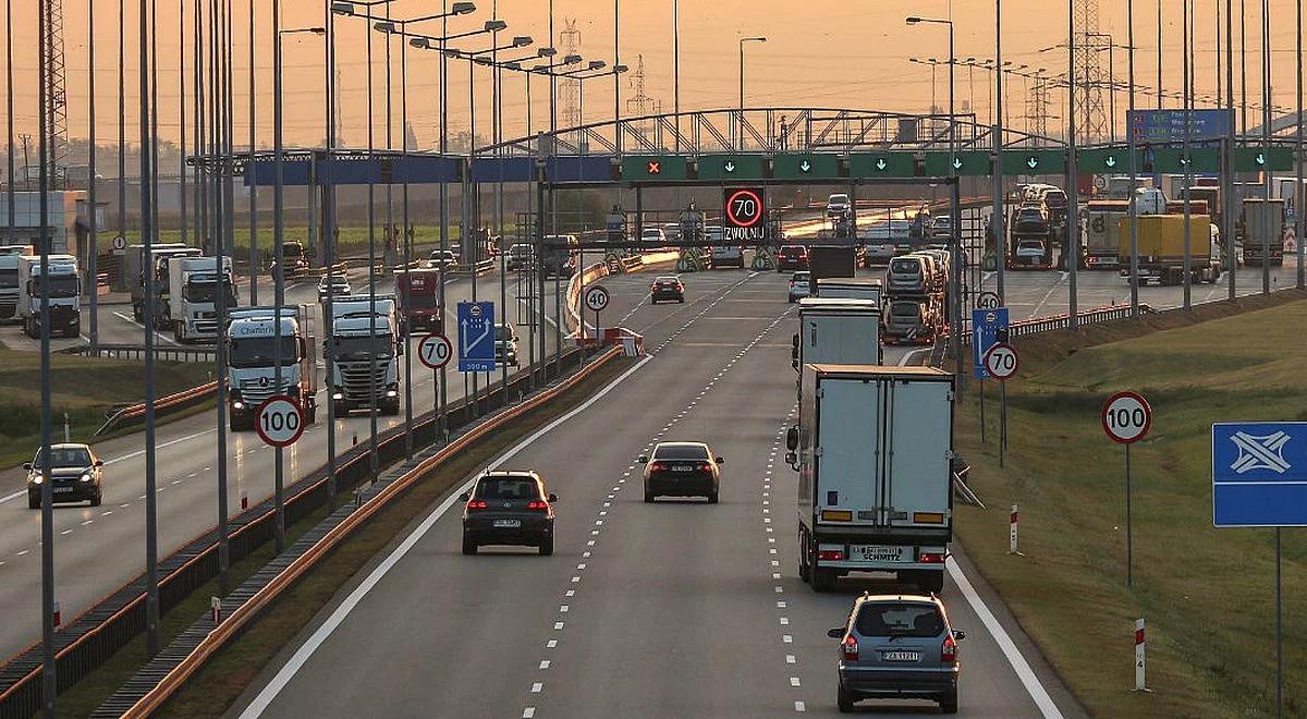 Pijany kierowca spał w aucie na autostradzie A2. Miał 2 promile alkoholu