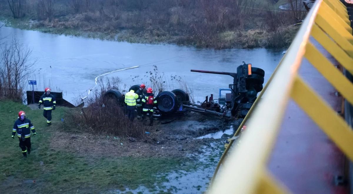 Tragiczny wypadek w Pile: ciężarówka wpadła do rzeki. Kierowca nie żyje