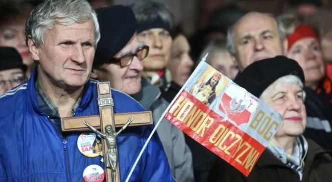Demonstracja przed CSW przeciwko kontrowersyjnej wystawie