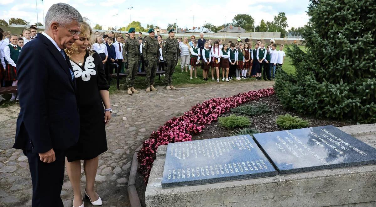 Łotwa: marszałek Senatu odsłonił pomnik kpt. Raginisa. Dzieciom z polskich rodzin wręczył wyprawki