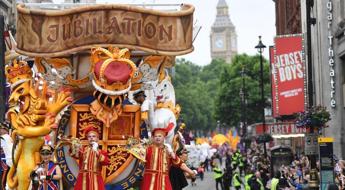 Huczne obchody Platynowego Jubileuszu Elżbiety II. Przez Londyn przeszła wielka parada