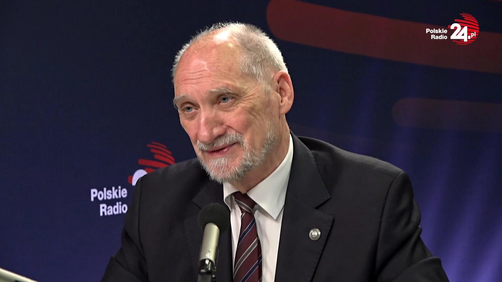 "Bezprawie, które może zniszczyć państwo i naród". Macierewicz o pakcie migracyjnym