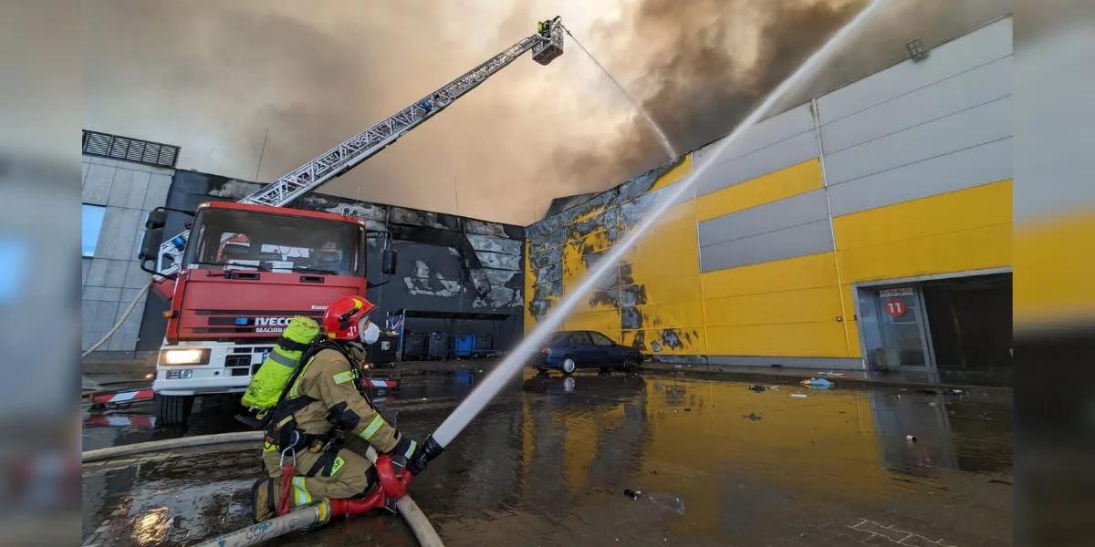 Gigantyczny pożar w Warszawie. Chemicy w akcji, czarna chmura idzie do centrum