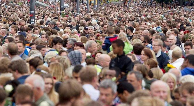 Oslo: tysiące osób maszeruje w hołdzie ofiarom
