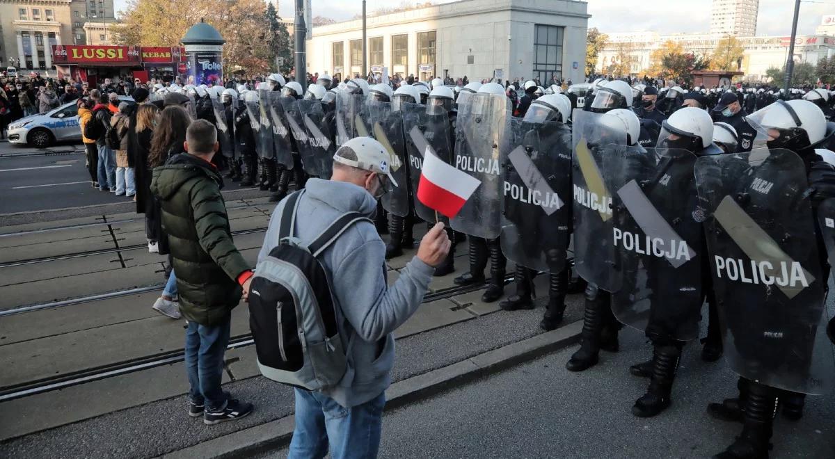 Protesty antycovidowców w Warszawie. Policja: zgromadzenie jest nielegalne