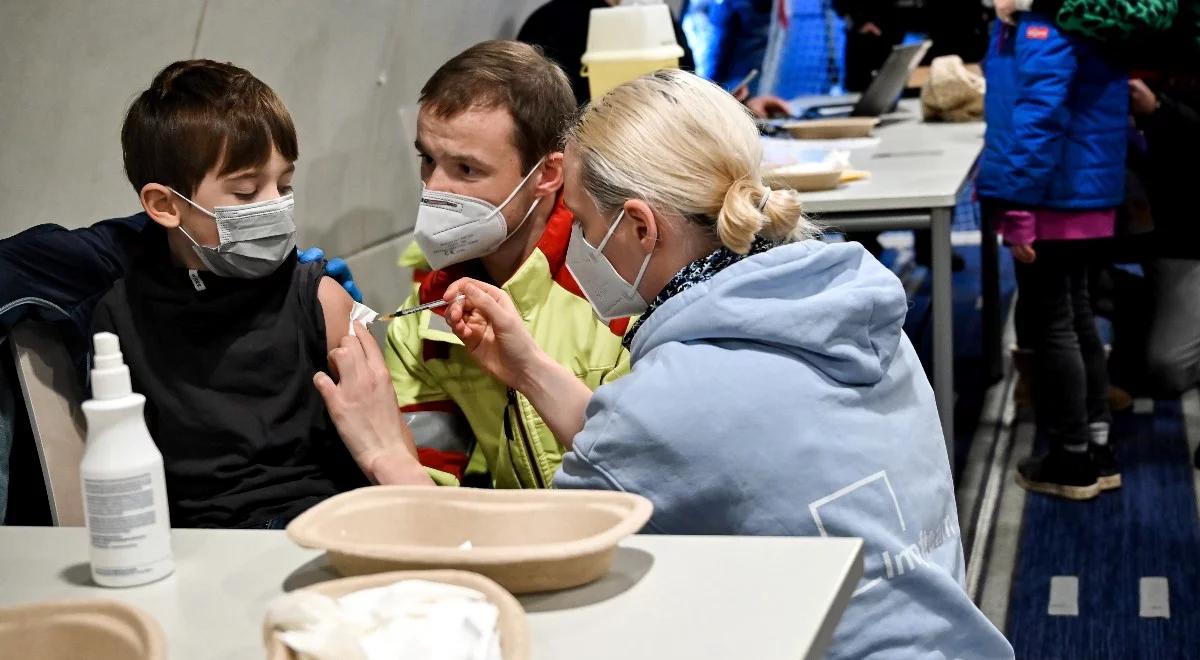 Obowiązkowe szczepienia przeciw COVID-19. Decyduje się na to coraz więcej państw