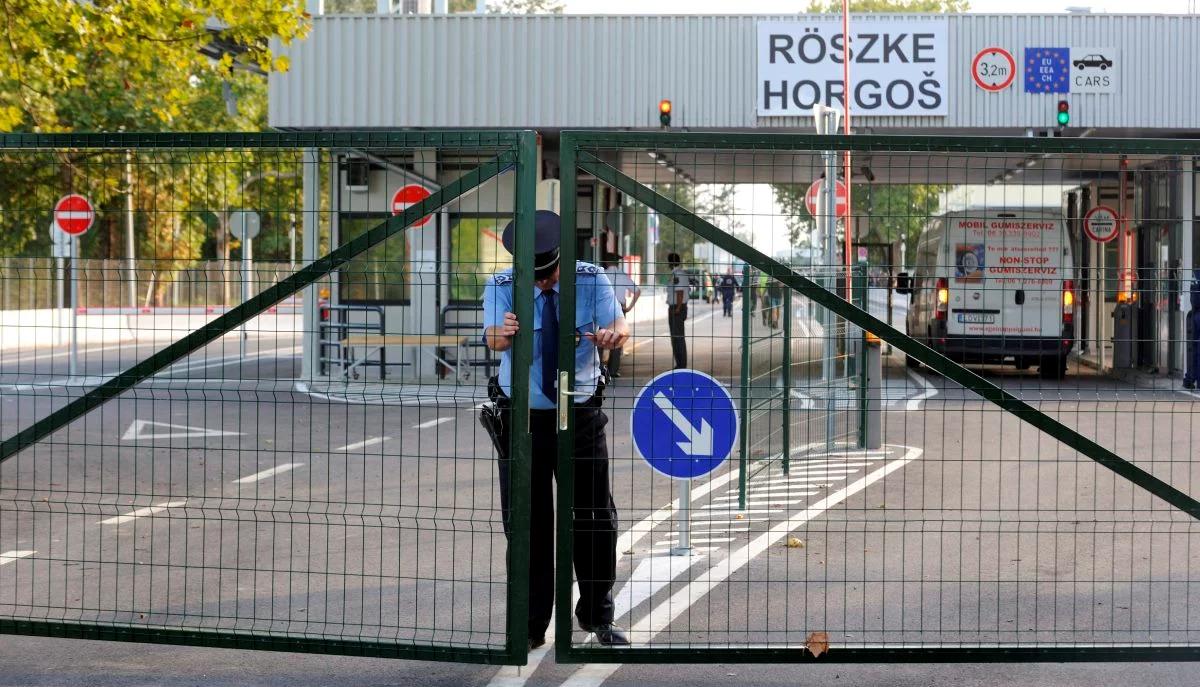 Wysoki płot, zasieki i wagon. Węgrzy całkowicie zamknęli granicę z Serbią