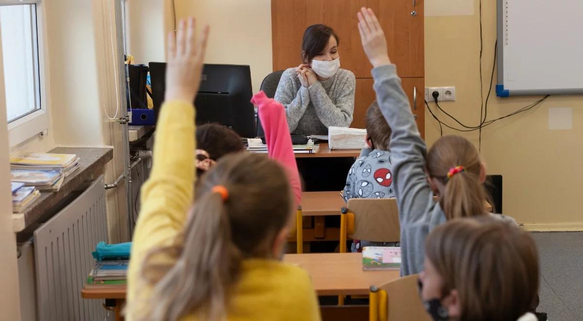 Większość szkół w Polsce prowadziła stacjonarne zajęcia. Są nowe dane MEiN