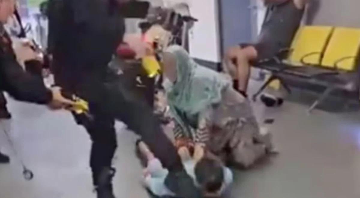 Policjant kopał leżącego w głowę. Przerażające nagranie z lotniska w Manchesterze