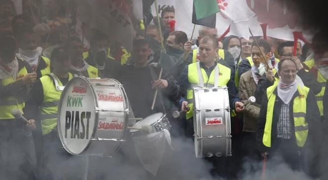 Manifestacja górników w Katowicach. "Z rządem trzeba rozmawiać argumentami siły" 