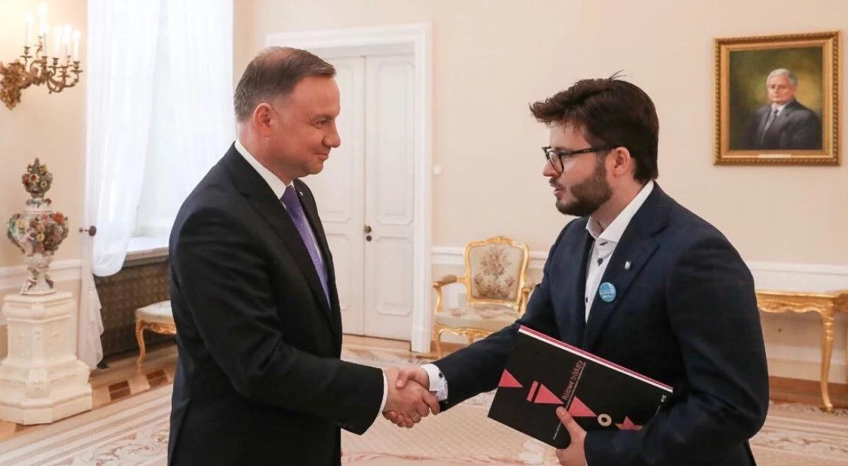 "Prezydent jest otwarty na rozmowę ze wszystkimi". Andrzej Duda spotkał się z aktywistą LGBT