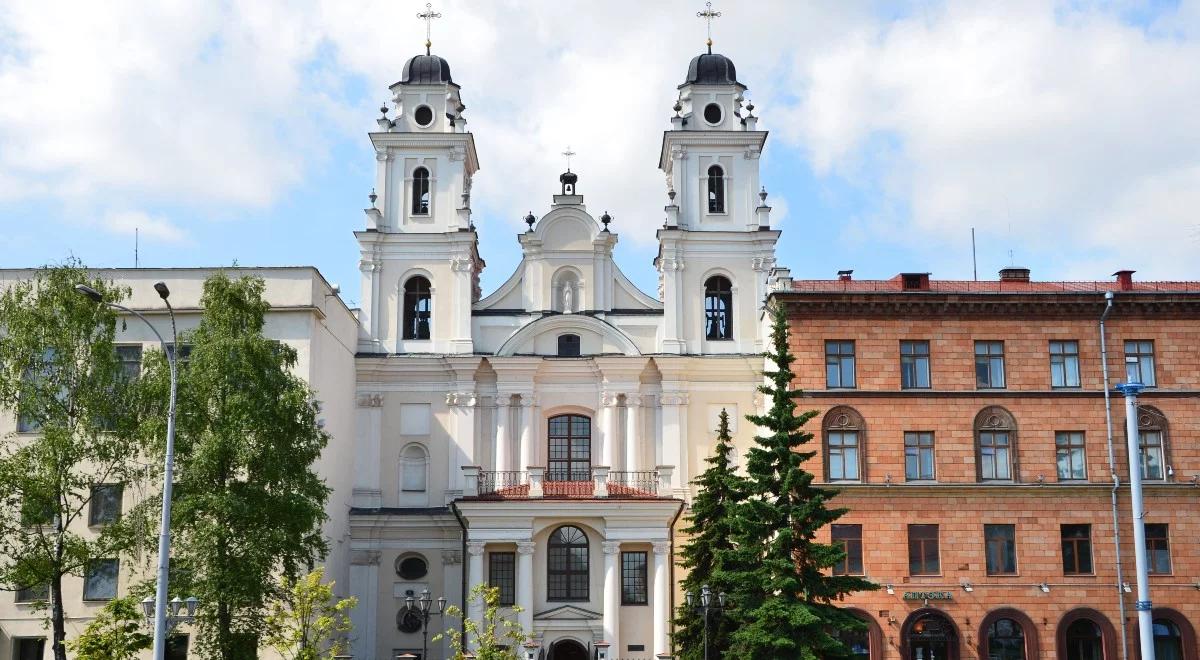 Mińsk: wandale uszkodzili drzwi plebanii archikatedry i samochód proboszcza