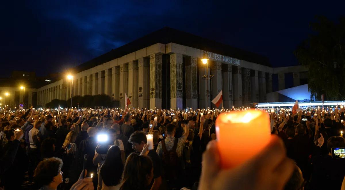 Łańcuch światła przed Sądem Najwyższym. Protesty przeciwko zmianom w sądownictwie