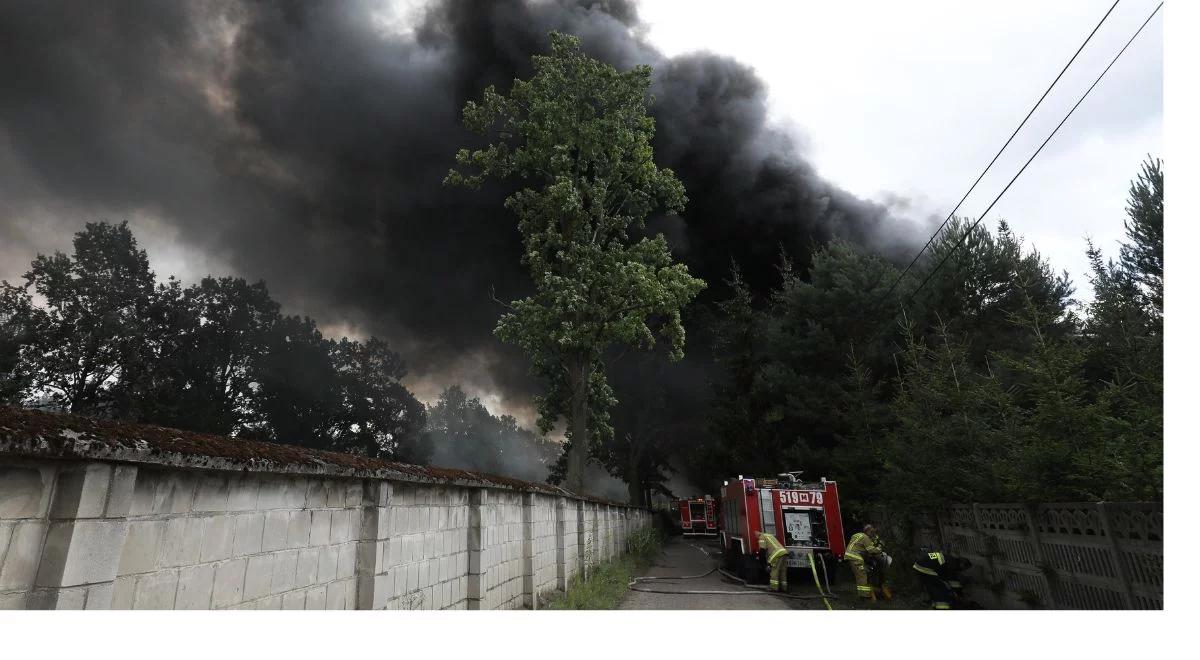 Badania powietrza w Sulejówku nie wykazują zagrożenia. Trwa dogaszanie pożaru