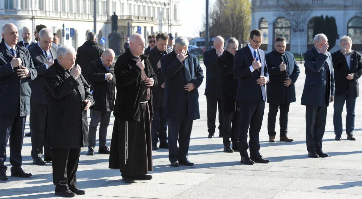 Premier: cześć pamięci ofiar Katynia i tragedii smoleńskiej