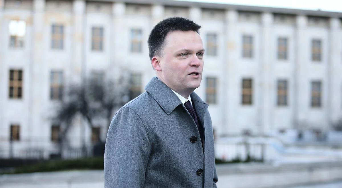Szymon Hołownia przeprasza: nie zauważyłem nieszczęsnego papierowego samolotu