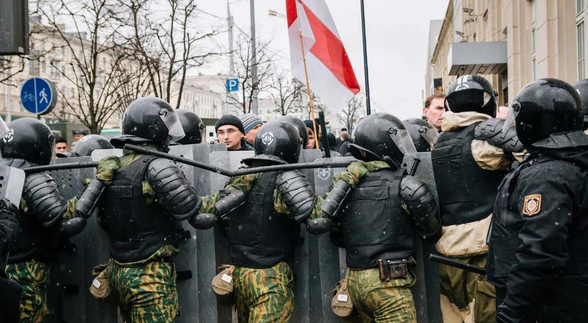 Represje na Białorusi. Zsyłka do łagru za udział w protestach. Kolejny kuriozalny wyrok sądu