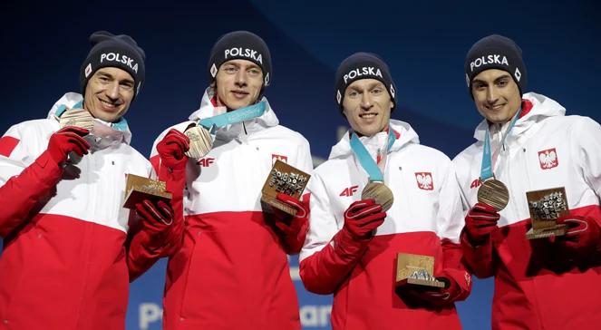 Polscy skoczkowie z brązowymi medalami. "Przeszliśmy do historii"