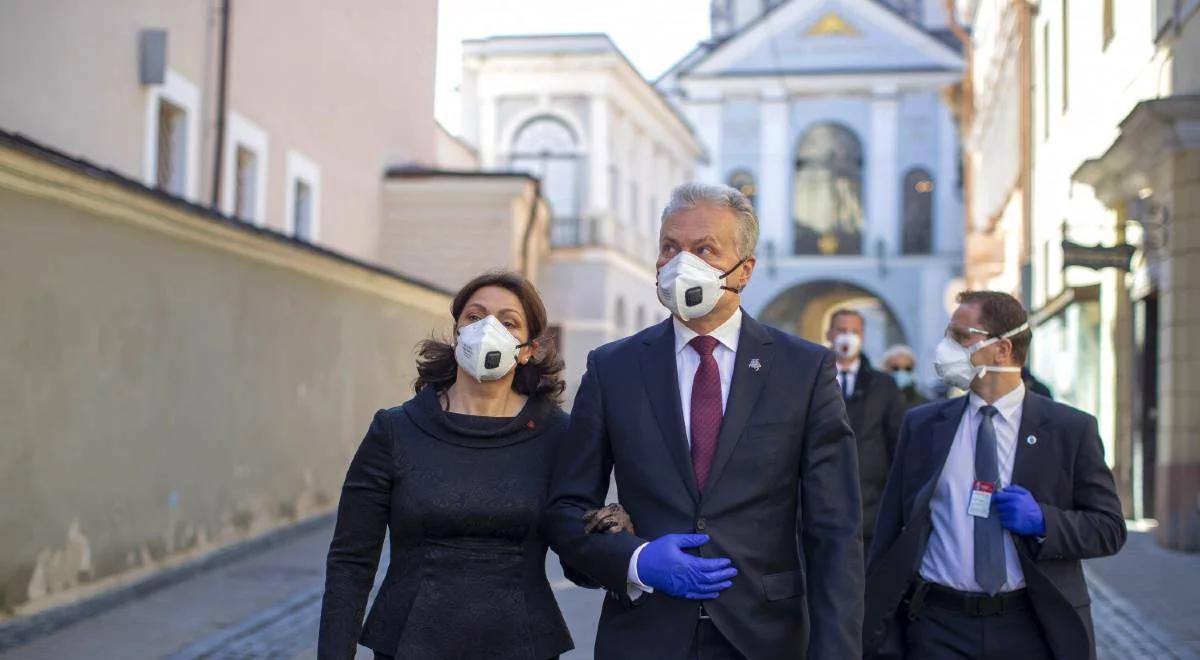 Prezydent Litwy oddał hołd ofiarom katastrofy smoleńskiej. Modlił się w Ostrej Bramie